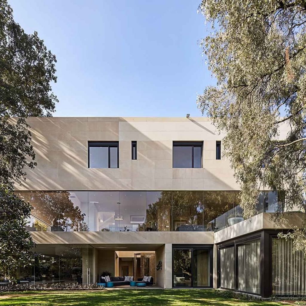 25 OP aspect ratio 1 1